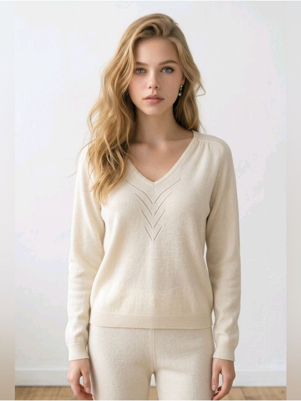 CAROLINA HERRERA NEW YORK V-Neck Cashmere Sweater in Cream